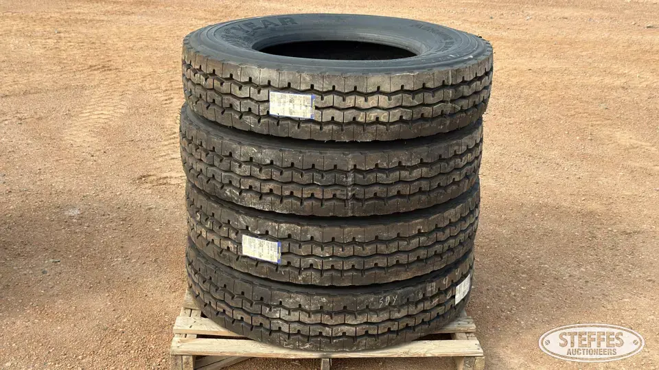 (4) 11R24.5 tires Truck Tire