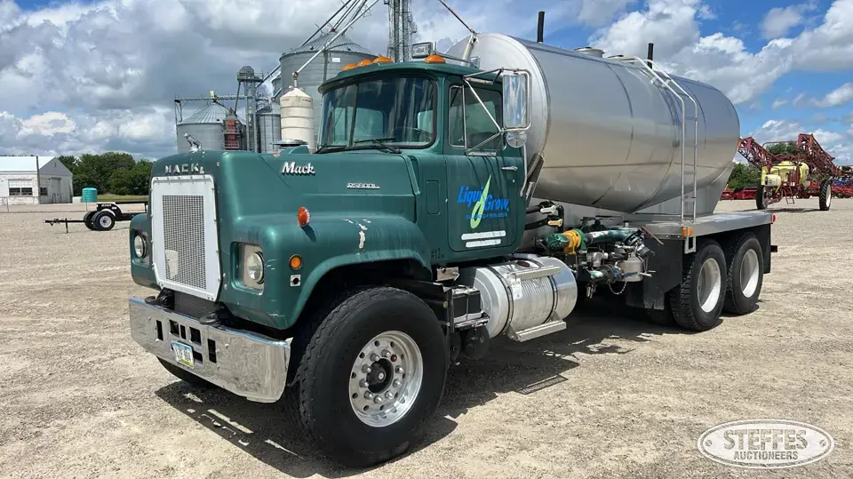 1976 Mack RS600L Tender Truck