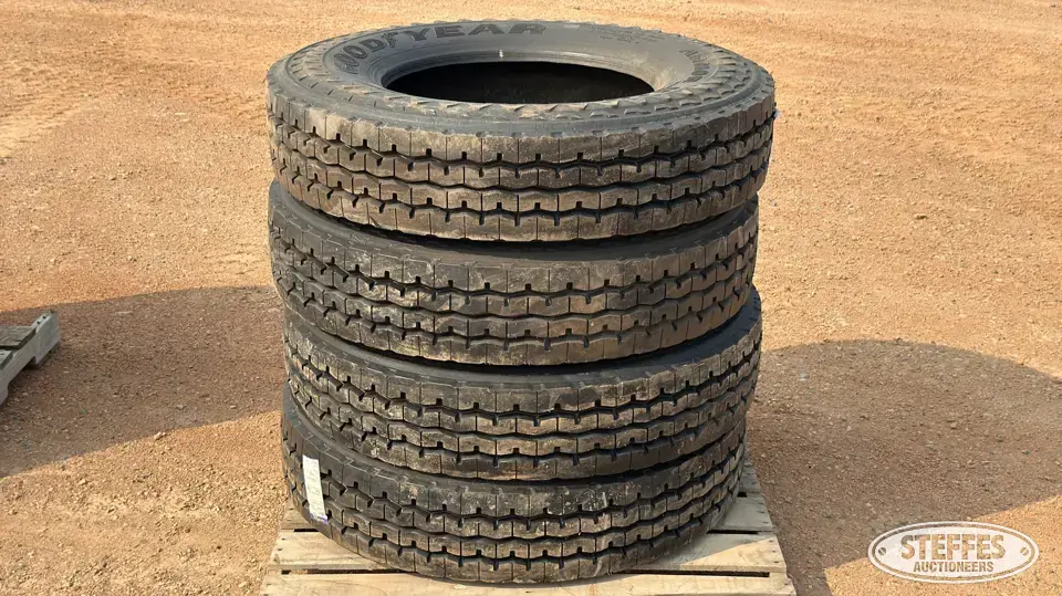 (4) 11R24.5 tires Truck Tire