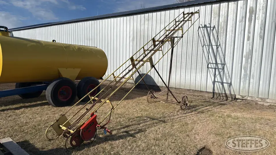 New Holland 132 Bale Handling