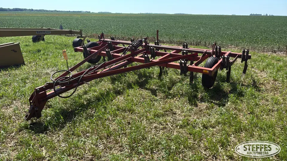 International 5500 Chisel Plow