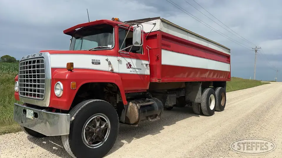 1979 Ford 900 Tandem Boxed Truck