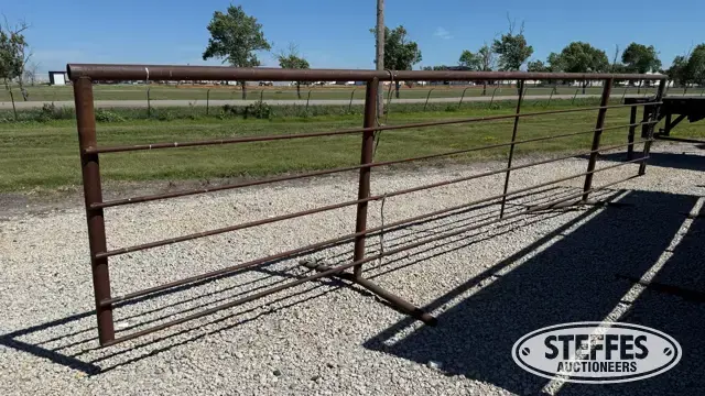 Freestanding cattle panel