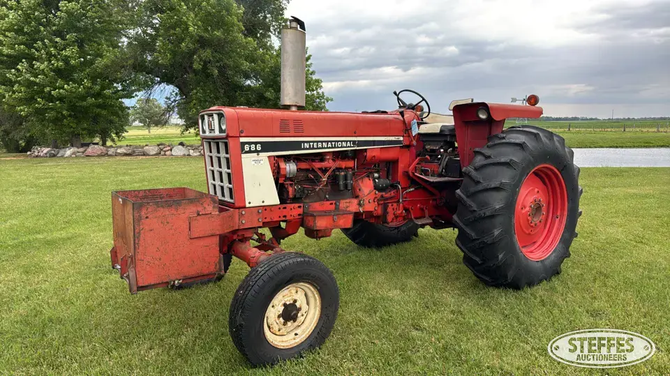 1979 International 686 2WD Tractor