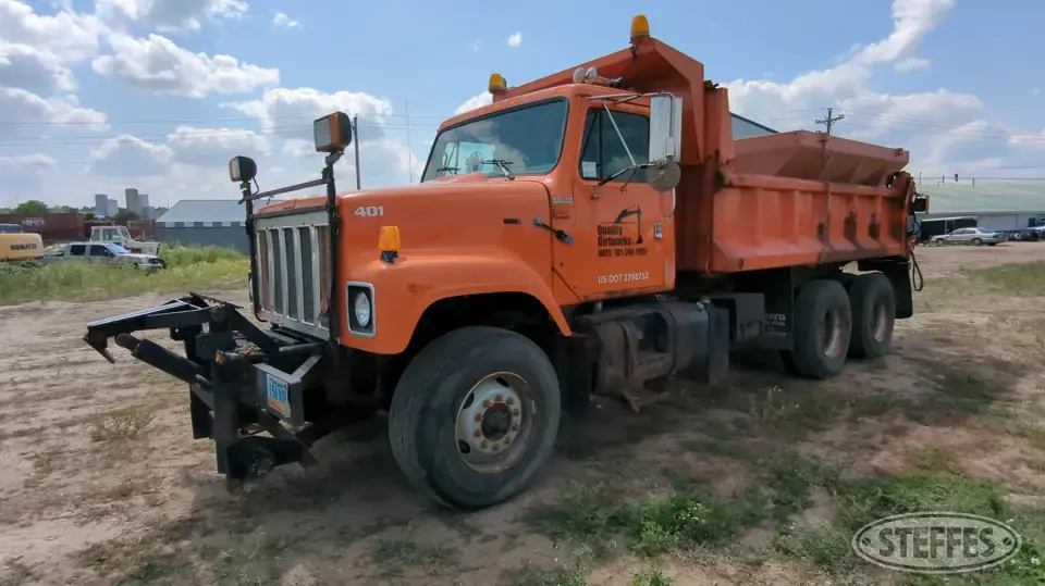 2000 International 257H Plow-Spreader Truck