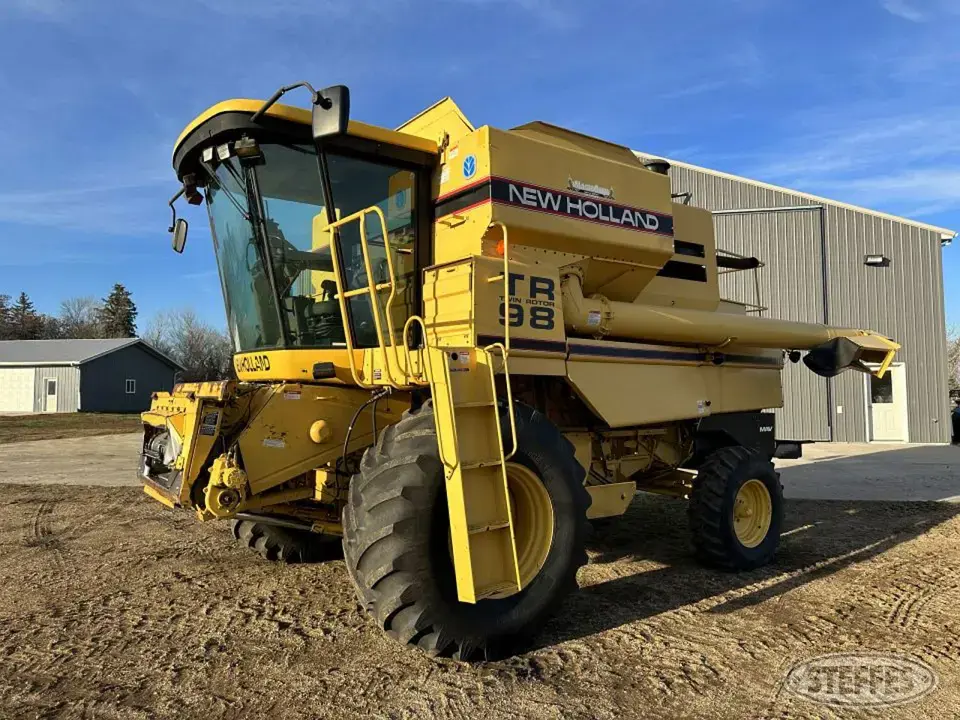 1998 New Holland TR98 Combine