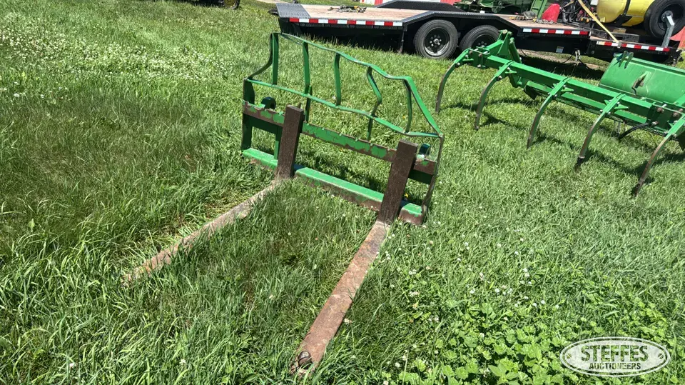 Frontier pallet forks Tractor Loaders and Attachment