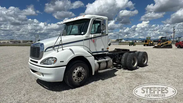 2003 Freightliner Columbia 120