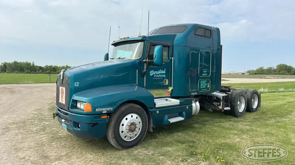 1995 Kenworth T600 Conventional Truck with Sleeper