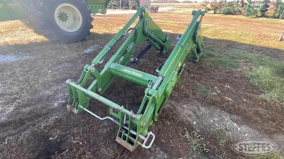 2019 John Deere 640R Tractor Loaders and Attachment