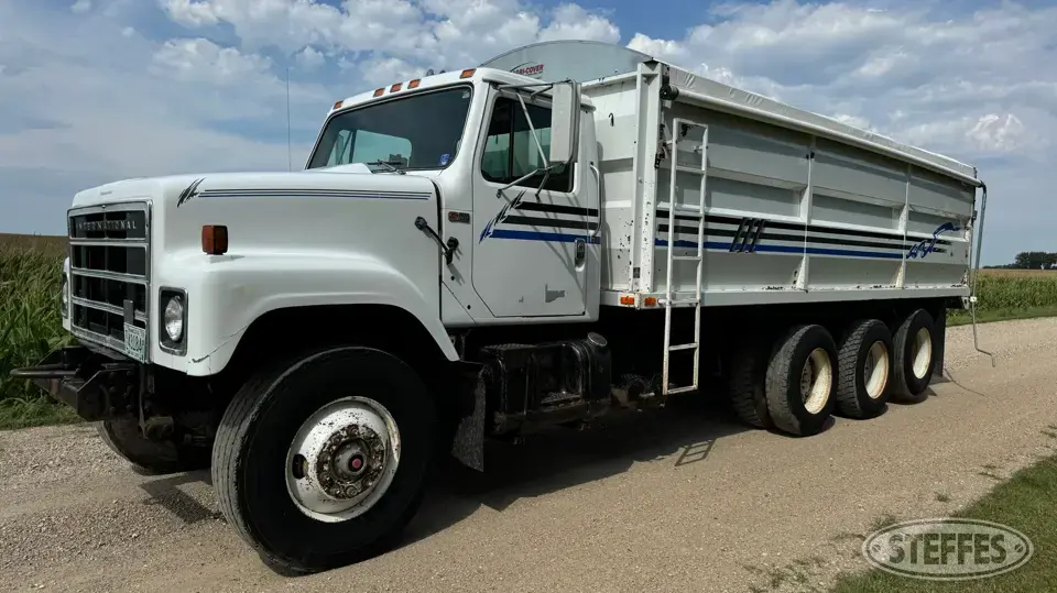 1985 International S2500 Tri-Axle Boxed Truck