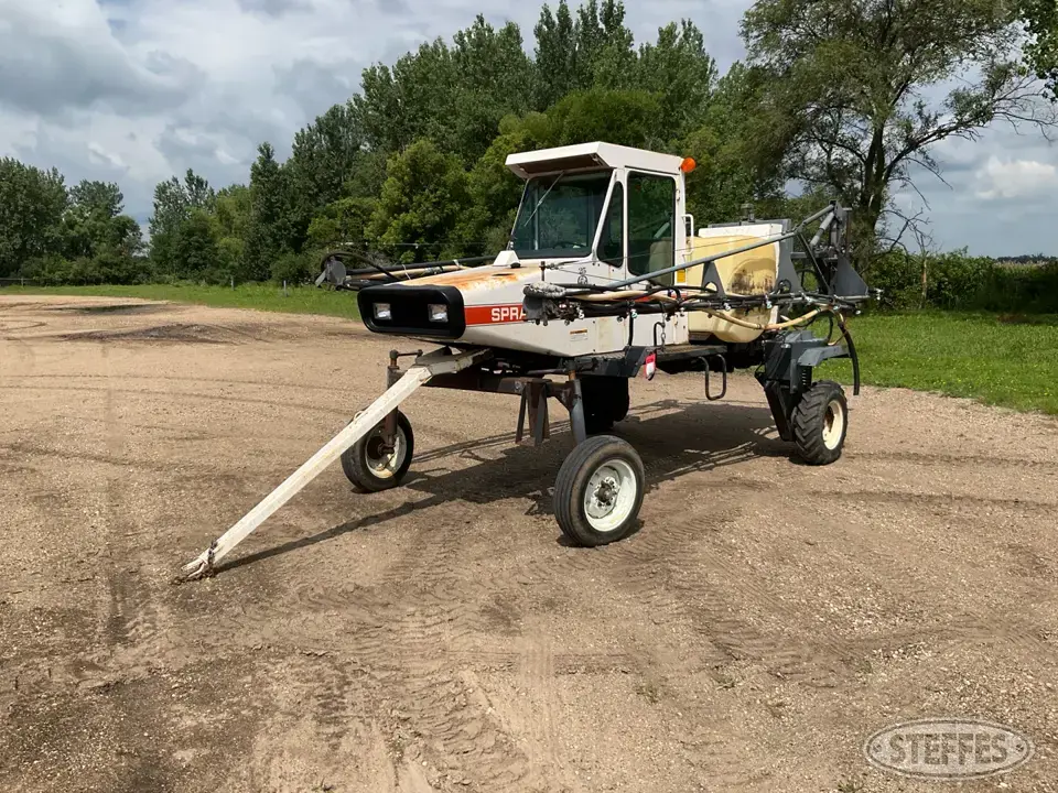 Melroe 220 Spra-Coupe Self-Propelled Sprayer