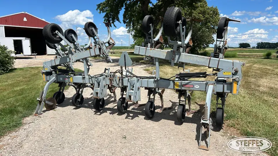 Hiniker 1000 Row Crop Cultivator