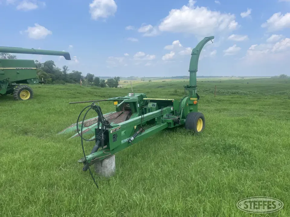 John Deere 3955 Pull-Type Harvester