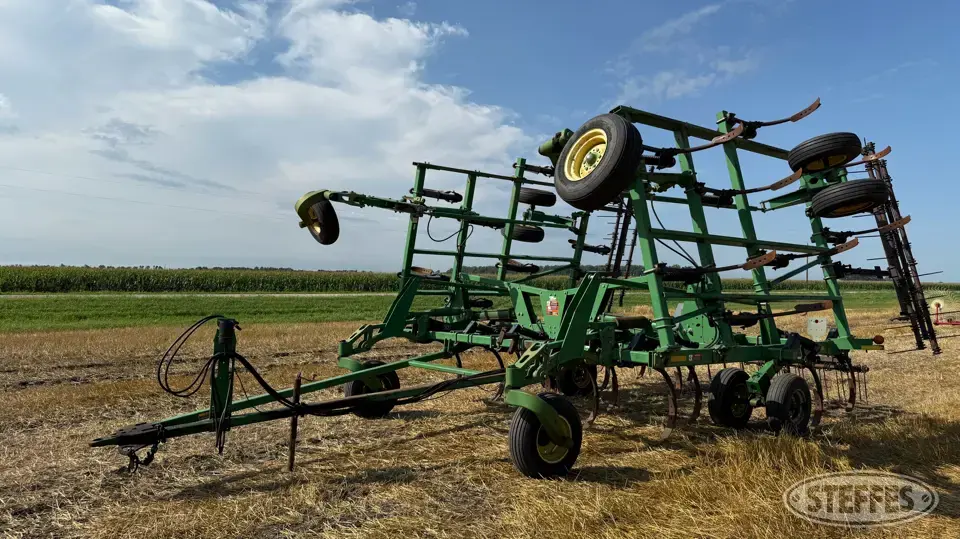 John Deere 2400 Chisel Plow