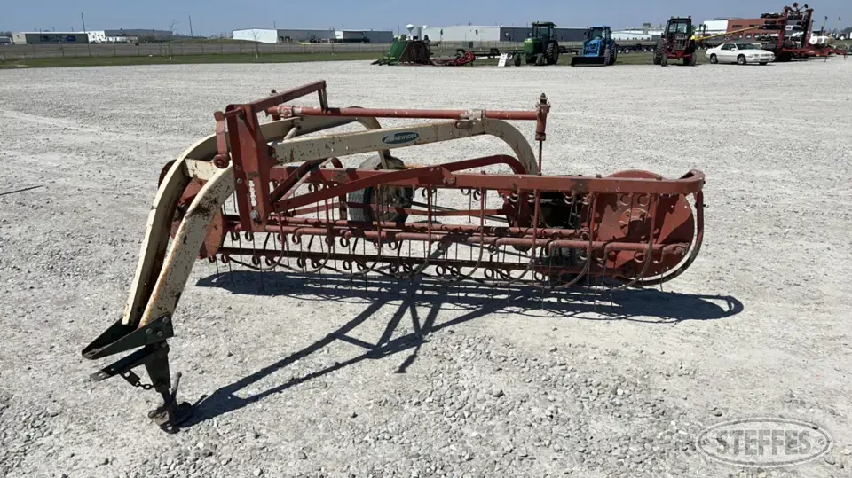 New Idea 402 Rake