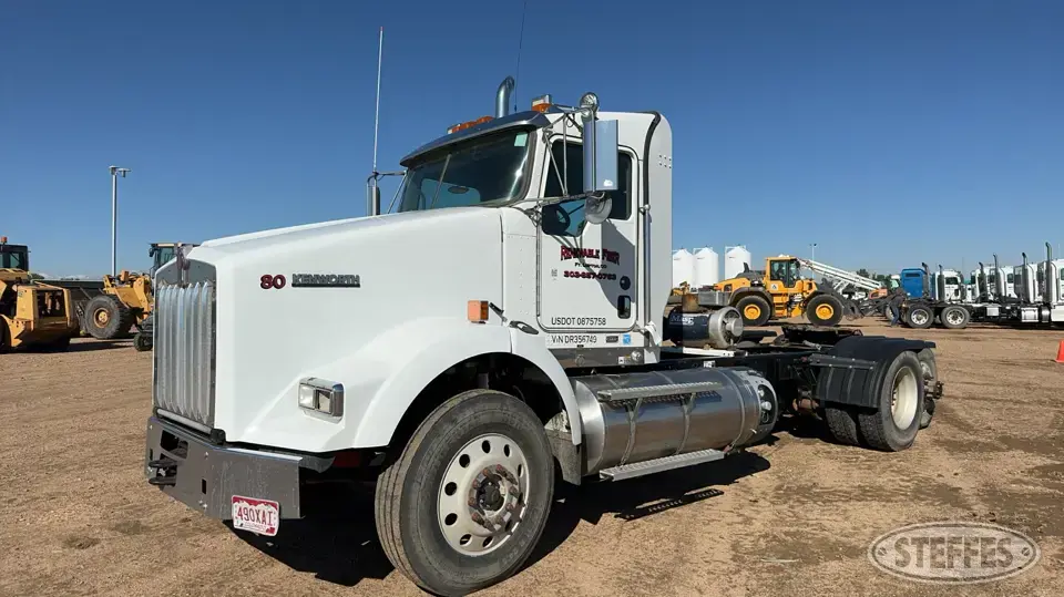 2013 Kenworth T800 LNG Conventional Truck without Sleeper