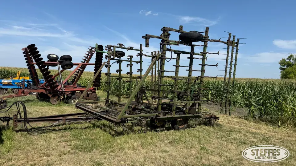 John Deere 940 Field Cultivator