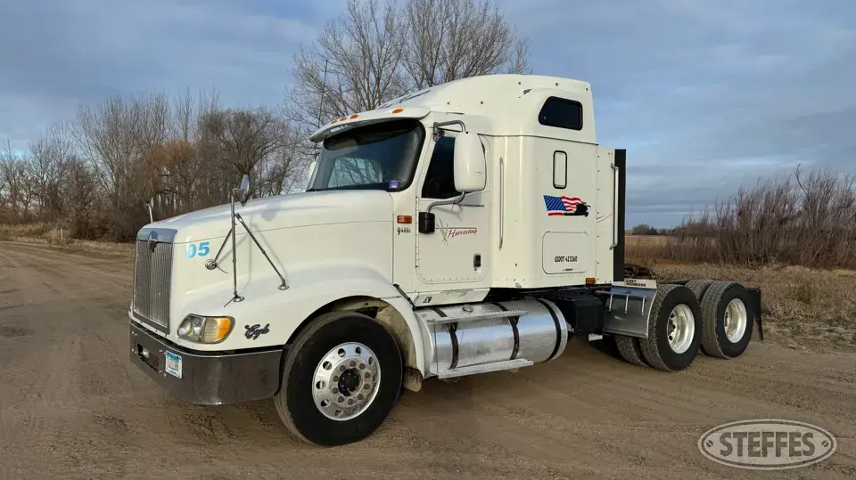 2005 International 9400i Eagle Conventional Truck with Sleeper