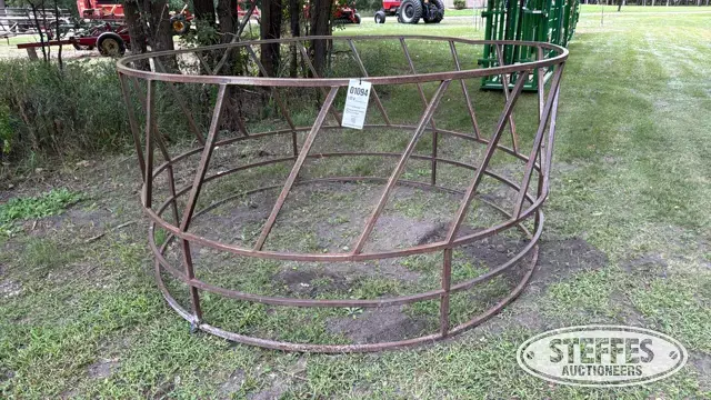 Hay bale feeder