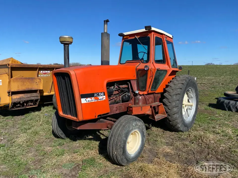 1976 Allis-Chalmers 7040 2WD Tractor