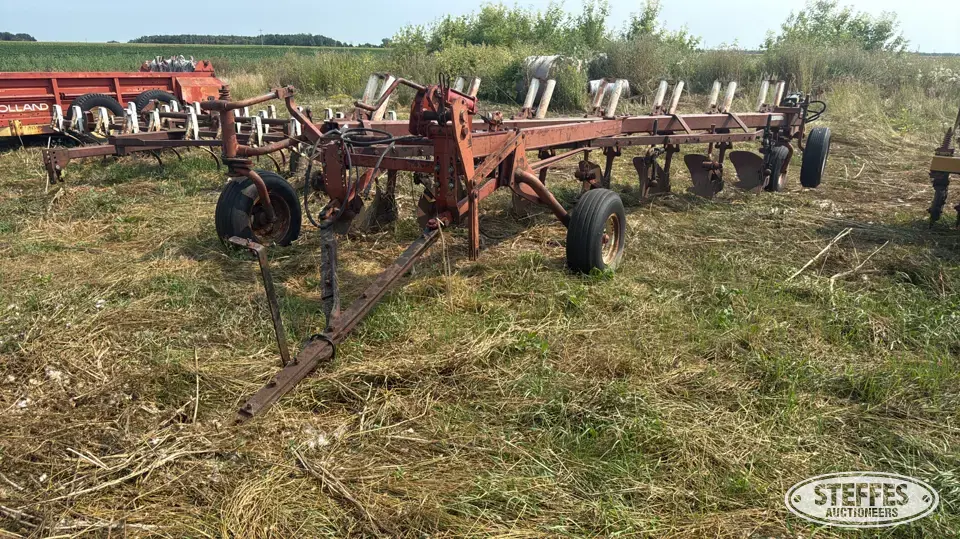 International 700 Plow