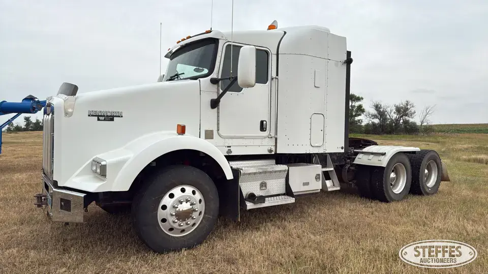 2008 Kenworth T800 Conventional Truck with Sleeper