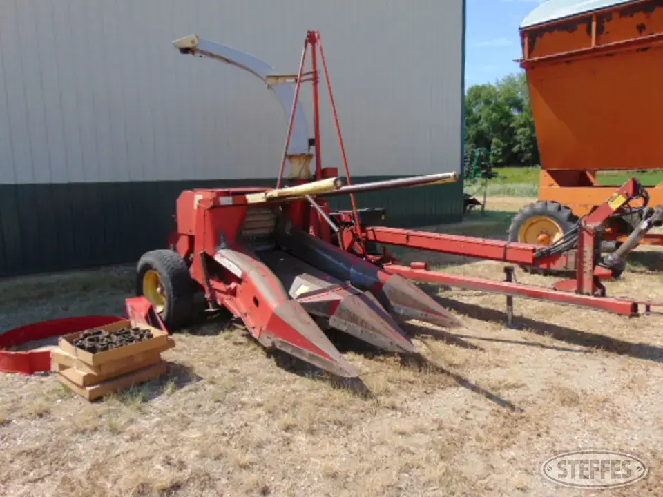 Gehl 1060 Pull-Type Harvester