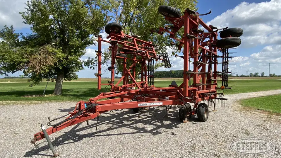 Case IH 4300 Field Cultivator