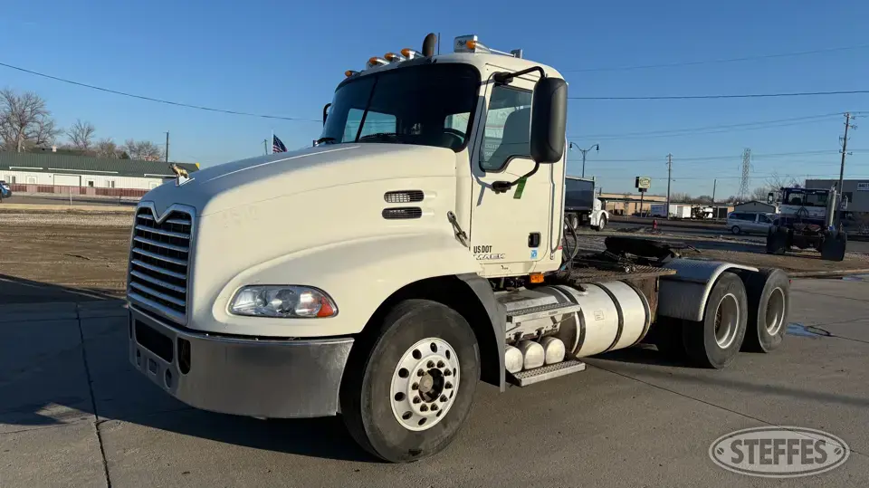 2008 Mack Pinnacle CXU613 Conventional Truck without Sleeper