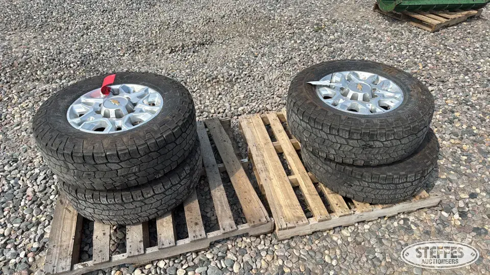 (4) Cooper 275/70R18 tires Passenger-Light Truck Tire