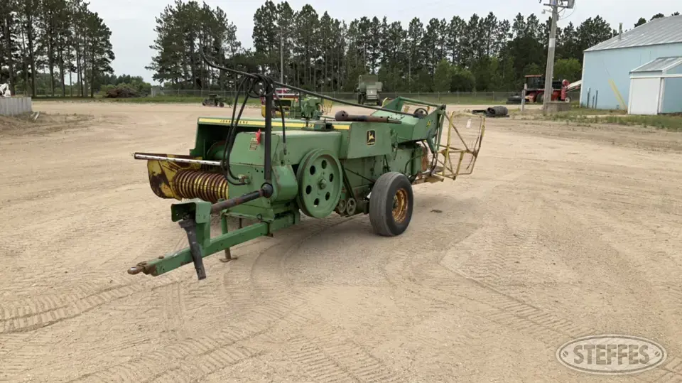 John Deere 327 Square Baler