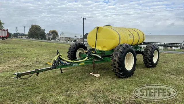2009 Yetter Yetter 1600 gallon cart
