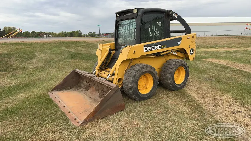 2005 Deere 317 Wheeled Skid Steer