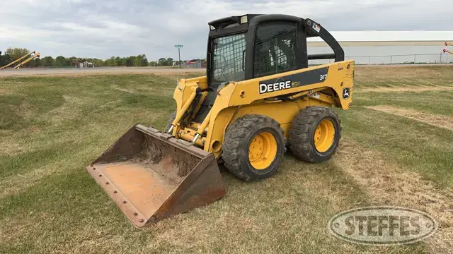 2005 Deere 317