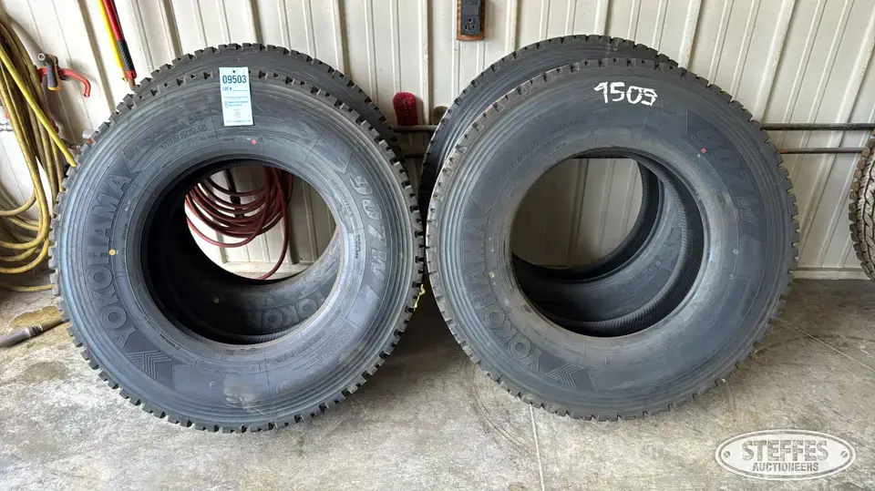(4) Yokohama 907W 11R22.5 tires Truck Tire