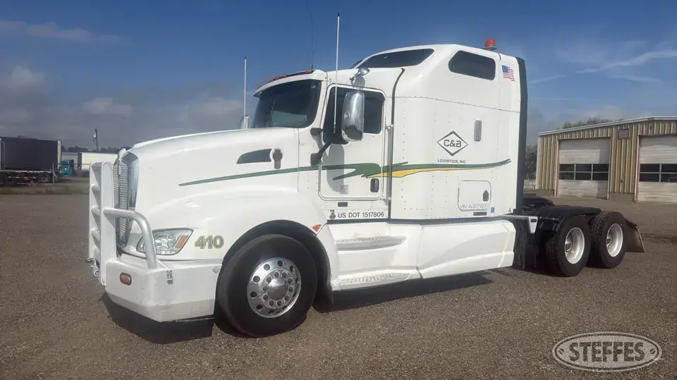 2010 Kenworth T600 Conventional Truck with Sleeper