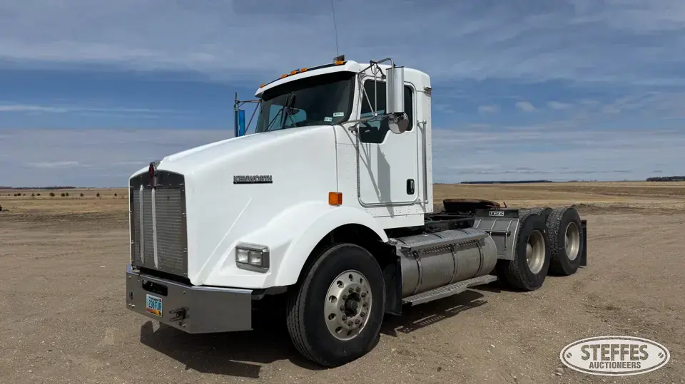 2005 Kenworth T800 Conventional Truck without Sleeper