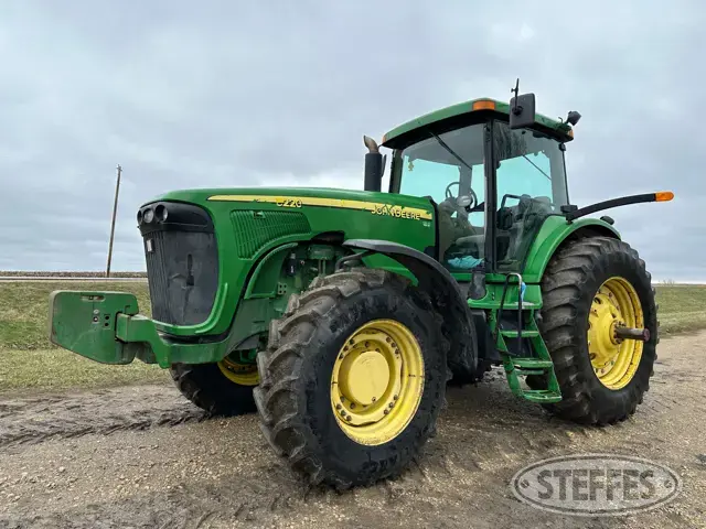 2004 John Deere 8220