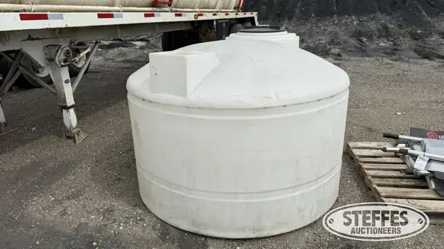 650 gal. poly tank