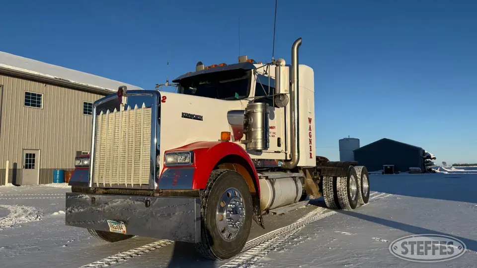 2004 Kenworth W900 Conventional Truck with Sleeper