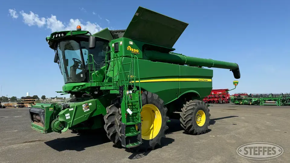 2017 John Deere S670 Combine
