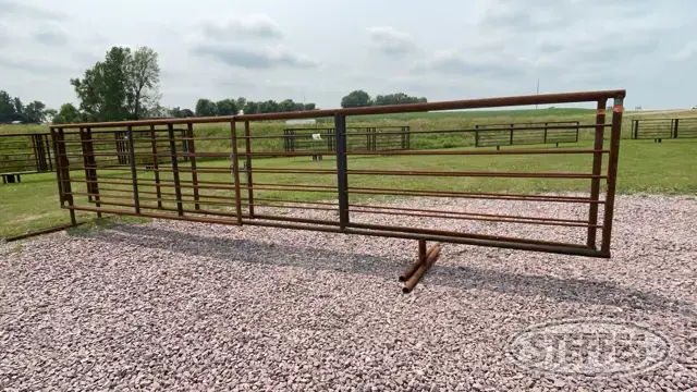 Free standing fence panels