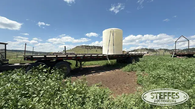 Tandem axle hay trailer