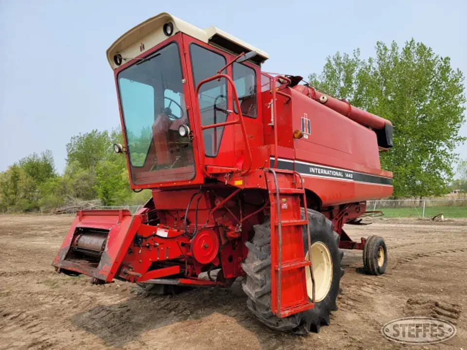 International 1440 Combine