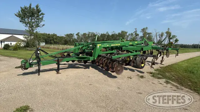 John Deere 2700