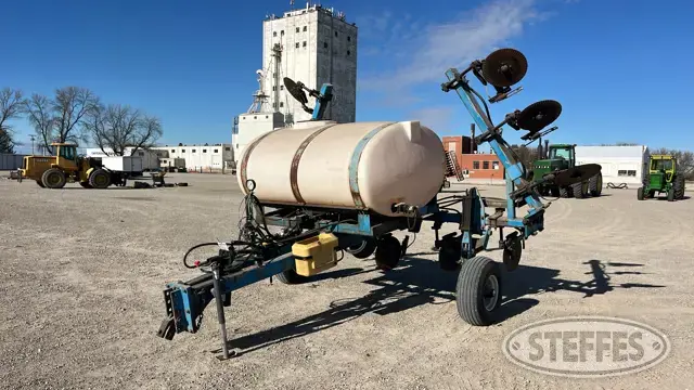 Liquid side dress applicator