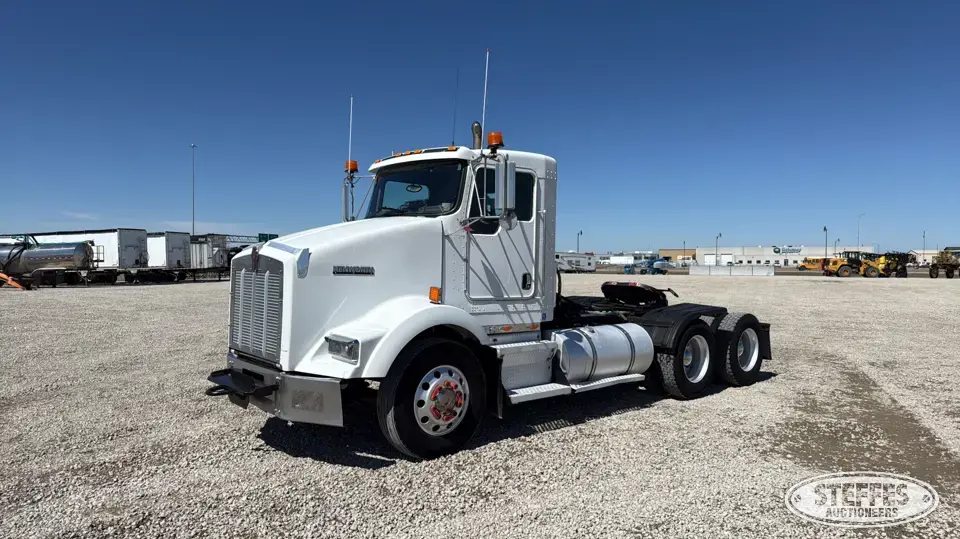 2004 Kenworth T800 Conventional Truck without Sleeper