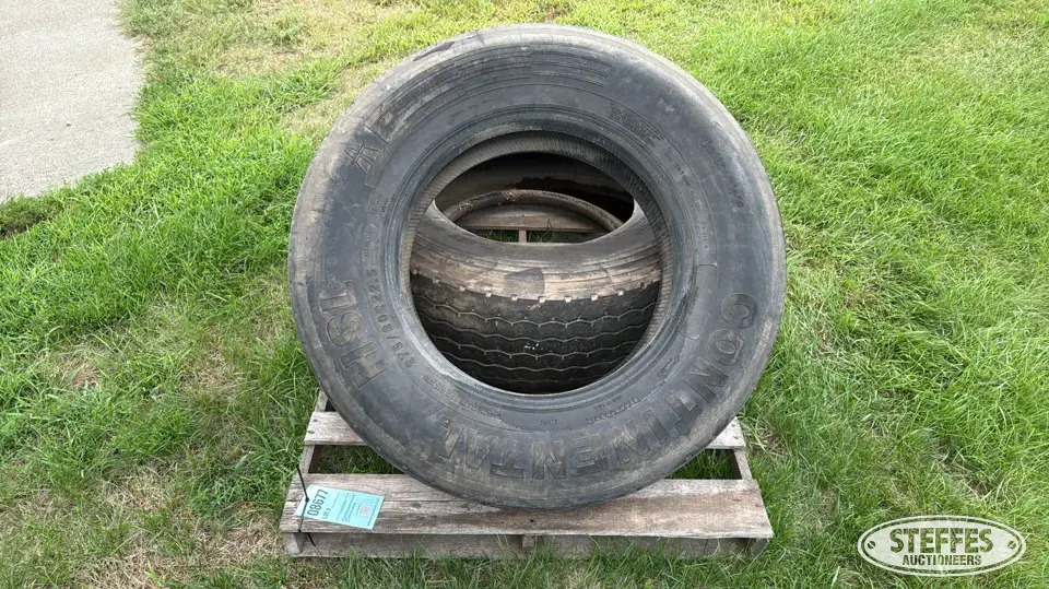 (2) 22.5 tires Truck Tire