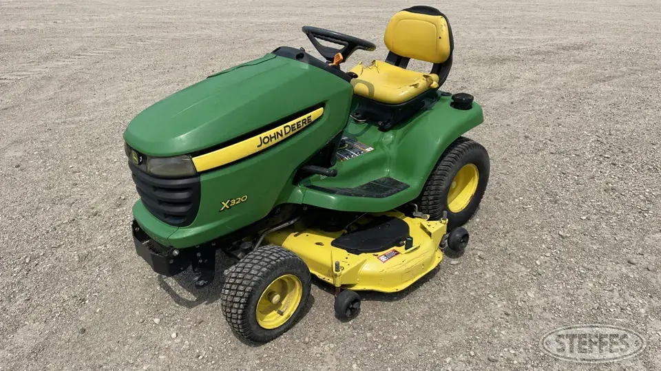 John Deere X320 Lawn Tractor